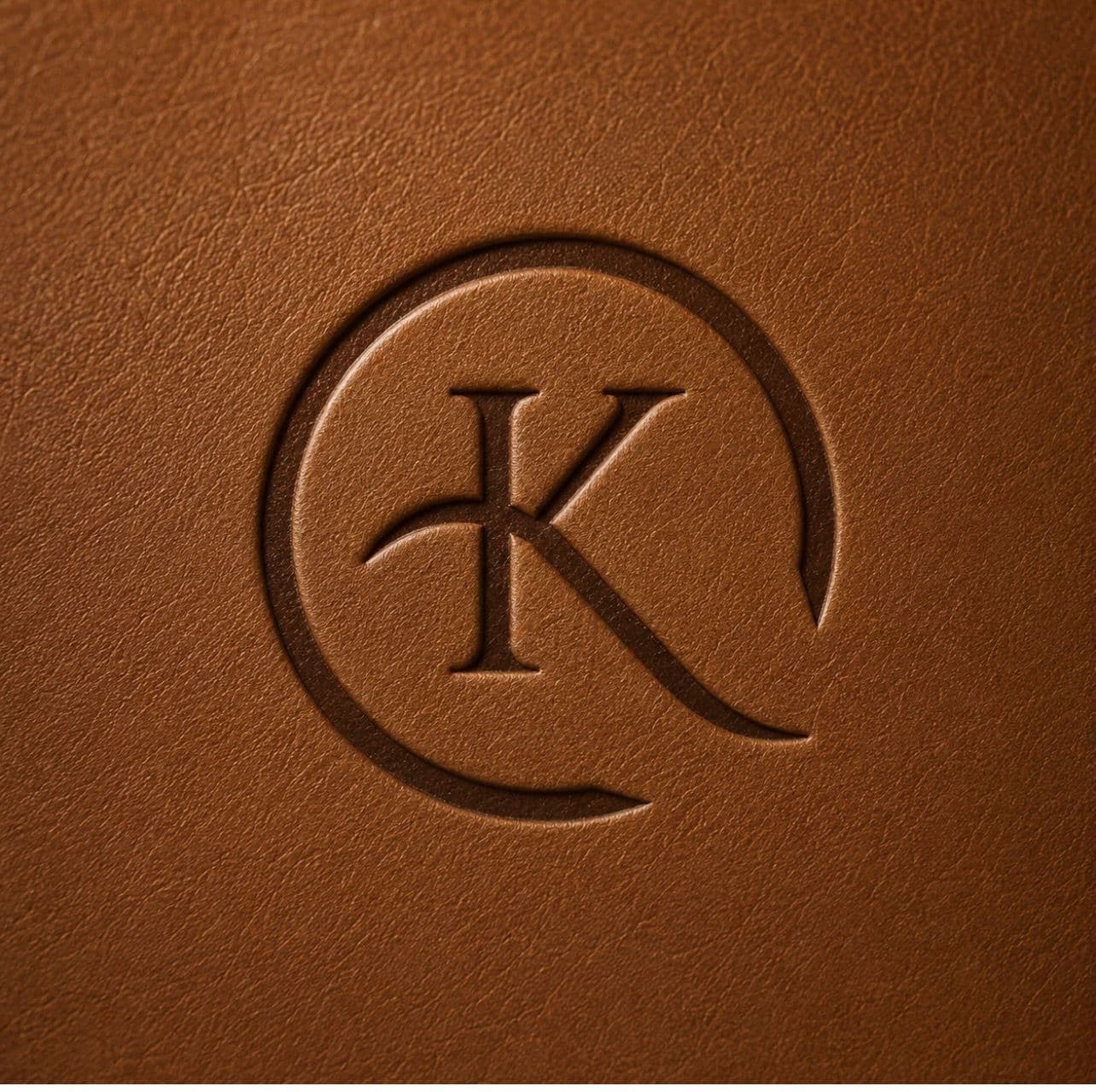 Monograma KALUN grabado a mano sobre cuero cognac