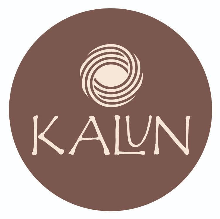 Primer logo de KALUN: espiral tejida sobre fondo café
