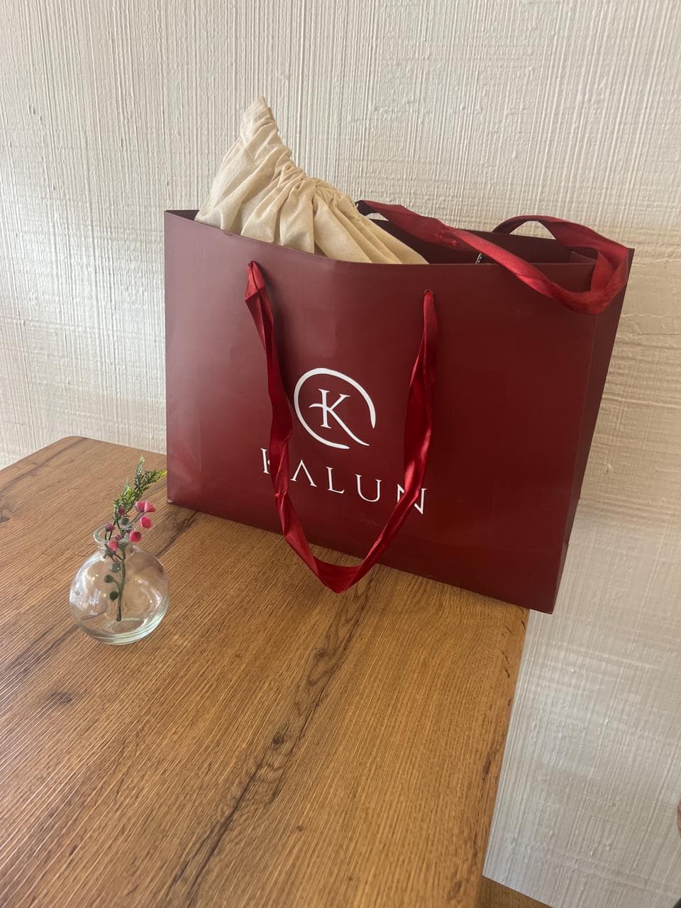 Bolsa burdeo de KALUN con una pieza envuelta en su bolsa de tela