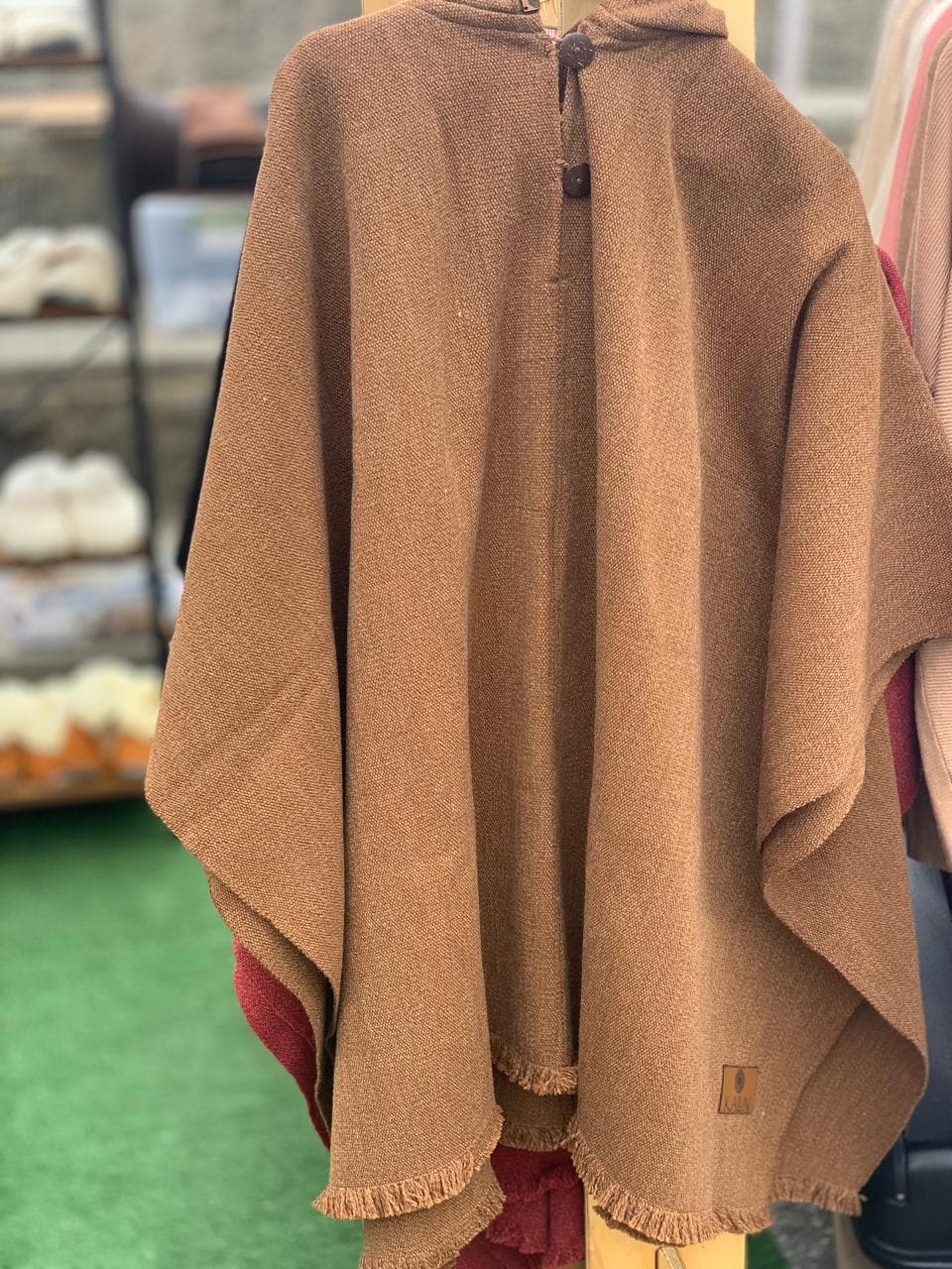 Poncho KALUN tejido a telar, de lana, con etiqueta de la marca